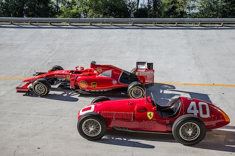 Ferrari 166 F2 von 1951 und Ferrari SF15-T 2015 in der Steilwandkurve von Monza (© Daniel Reinhard)