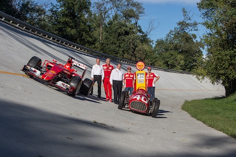 Gruppenbild mit Ferrari und Tanksäule (© Daniel Reinhard)