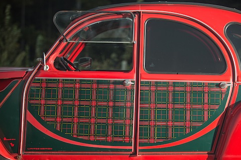 Schottenmuster auf der Flanke des Citroën 2 CV 6 Scotch von 1985 (© Daniel Reinhard)