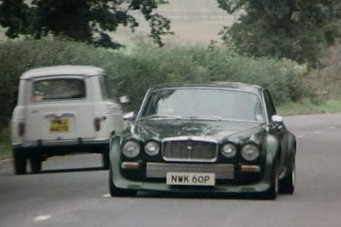John Steed im Jaguar XJ 12 C im Jahr 1976