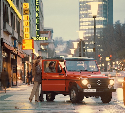 Mercedes-Benz G-Modell der Baureihe 460 in der Stadt (© Daimler AG)