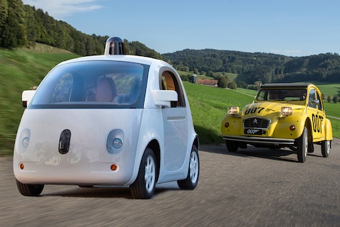 Selbstfahrendes Google-Auto und Oldtimer