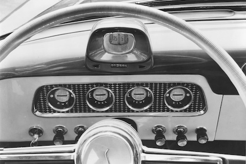 Safety-Eye Speedometer auf dem Studebaker Armaturenbrett des Baujahres 1956