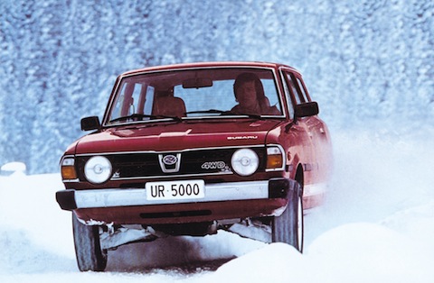 Bernhard Russi im Subaru 1600 4WD von 1979 (© Subaru Schweiz)
