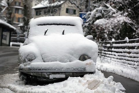 VW 1300 von 1969 unter Schnee