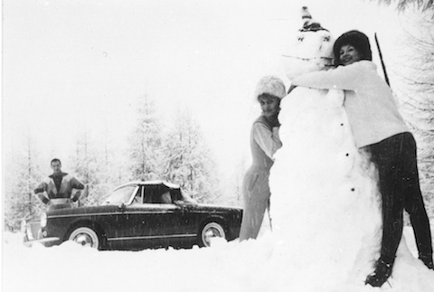 Der Fiat 1600 Sport als Cabriolet und der Schneemann im Jahr 1965
