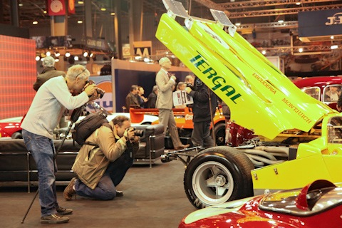 Der Motor eines Ferrari 512 M weckt das Interesse der Fotografen an der Rétromobile 2016