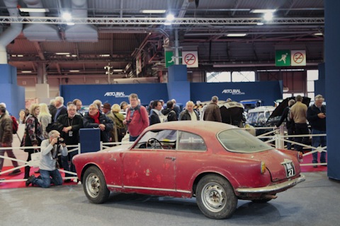 Alfa Romeo Giulietta Sprint als Scheunenfund an der Rétromobile 2016 auf dem Artcurial-Stand