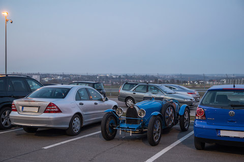 Bugatti Typ 35 auf dem Parkplatz vor den Hallen der Retro Classics Stuttgart 2016 (© Daniel Reinhard)