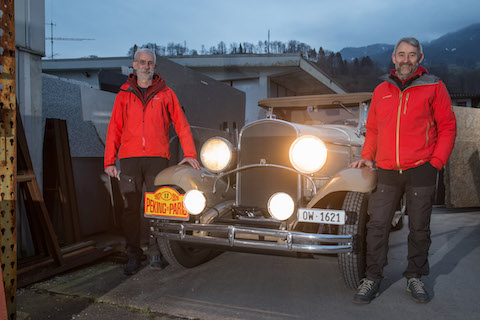 Christian und Beppi Dillier mit ihrem Chrysler (© Daniel Reinhard)