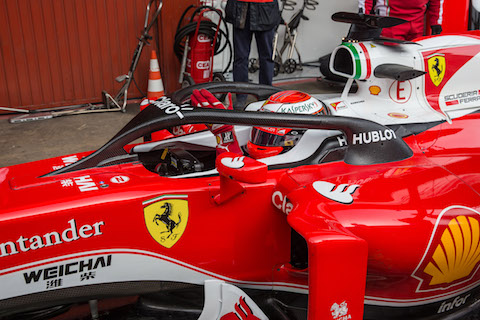 Kimi Raikkonen - Handbewegung im neuen F1 mit Heiligenschein (© Daniel Reinhard)