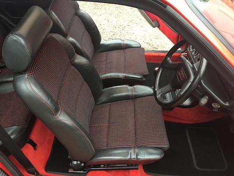 Interieur des Peugeot 205 GTI 1991 rot