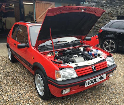 Blick in den Motorraum beim Peugeot 205 GTI 1991 rot