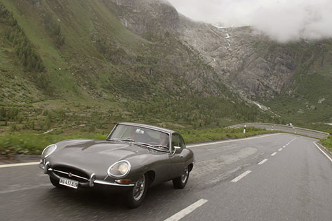 Passstrasse mit dem Jaguar E-Type erklimmen (© Daniel Reinhard)