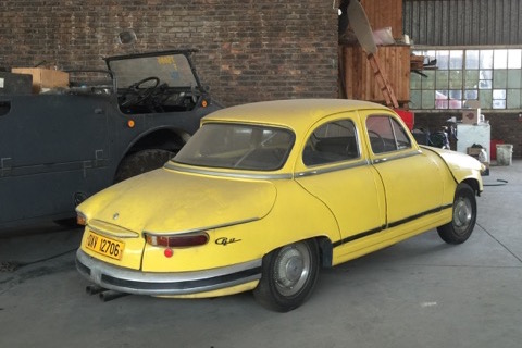 Artikelbild Eine Panhard-Limousine mit Kunststoff-Karosserie - weiss jemand mehr?
