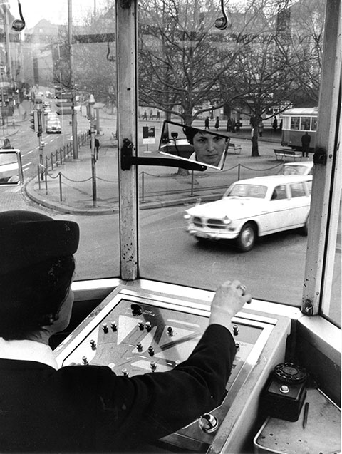 Eine Bündnerin regelt den Verkehr am Bellevue in Zürich im Jahr 1965
