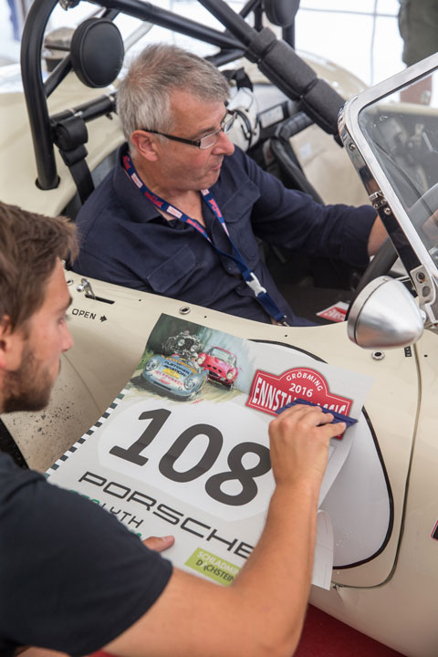 Ennstal-Classic 2016 - Startnummer kleben (© Daniel Reinhard)