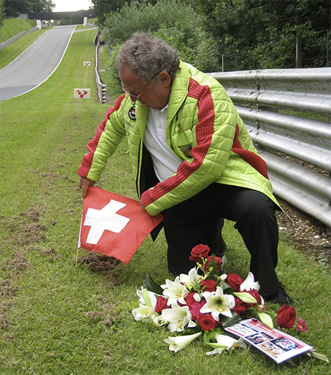 Ahrens setzt ein Blumenbouquet an der Unfallstelle von Jo Siffert in Brands Hatch (© Facebook)
