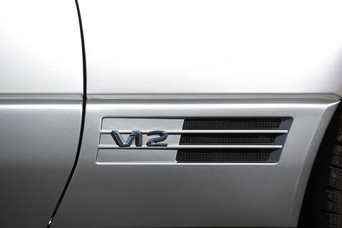 V12-Zeichen auf der Flanke des Mercedes-Benz 600 SL