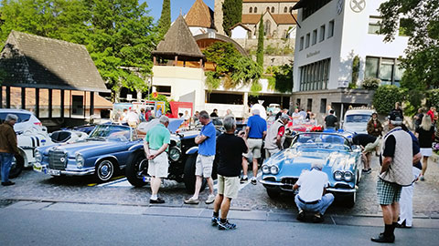 Startnummern anbringen an der Südtirol Classic Rallye Schenna 2016 (© Jan Hennen)