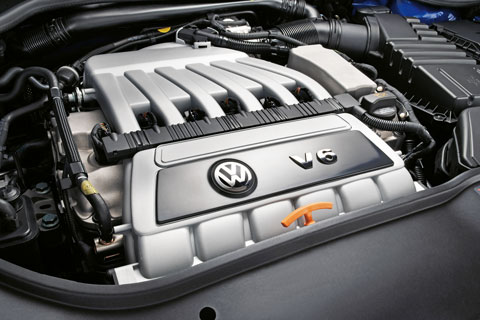 V6-Motor des VW Golf V R32 im Jahr 2005 (© Volkswagen)