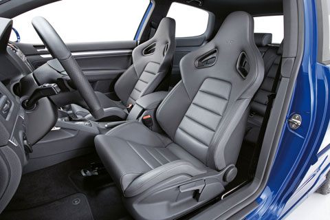 Sitze des VW Golf V R32 im Jahr 2005 (© Volkswagen)