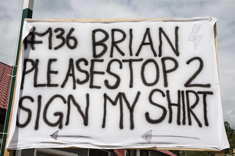 Sign my shirt (© Daniel Reinhard)