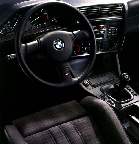 Cockpit des BMW 320i Cabriolet von 1988