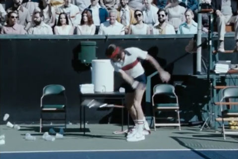 Federer zerschmettert sein Racket als Tennisspieler der späten Sechzigerjahre