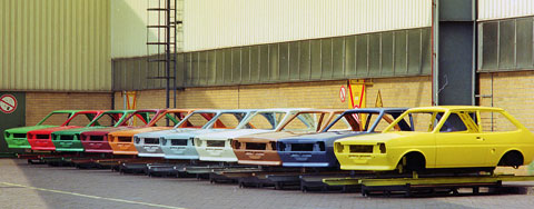 Farbpalette des Ford Fiesta im Jahr 1976, mit Rohkarossen demonstriert (© Ford Motor Company / Werk)