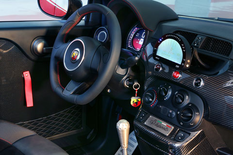 Cockpit des Abarth 695 Biposto 2014 (© Werk / FCA Group / Fiat)
