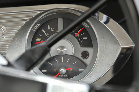 Uhr im Audi von 1965