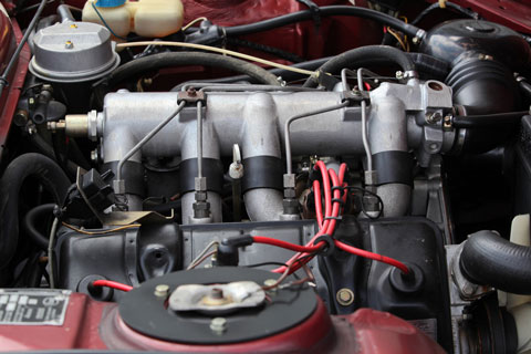Motor des Peugeot 504 Cabriolets von 1981