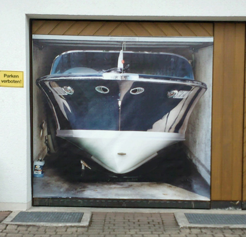 Wer weiss schon, was sich hinter den Garagentoren verbirgt... (Oldtimer