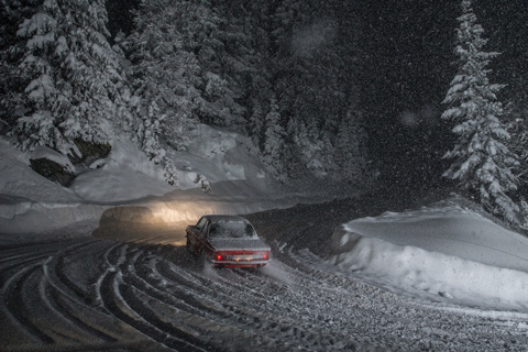 BMW Coupé im Schneegestöber an der Planai-Classic 2017 (© Daniel Reinhard)