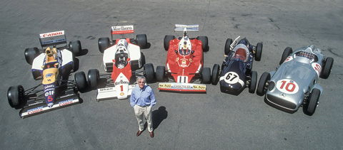 Bernie Ecclestone mit je einem Auto aus den 50er, 60er, 70er, 80er und 90 Jahre - vlnr - Mansells Williams, Laudas McLaren, Regazzonis Ferrari, Cooper von Moss und der Mercedes von Fangio (© Daniel Reinhard)
