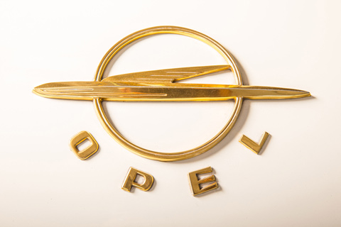 Opel-Zeichen des zweimillionsten Opel - Opel Kapitän von 1956 - Opel-Museum (© Daniel Reinhard)