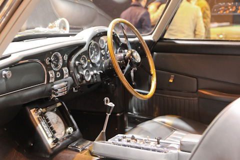 Cockpit des Aston Martin DB5 (1964) aus dem Film "Goldfinger" - an der Rétromobile Paris 2017
