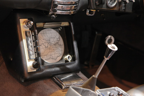 Ortungssystem im Aston Martin DB5 (1964) aus dem Film "Goldfinger" - an der Rétromobile Paris 2017