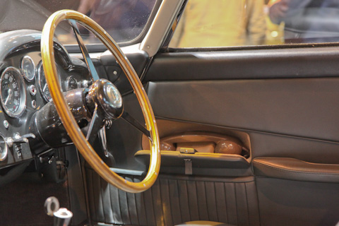 Telefonhörer im Aston Martin DB5 (1964) aus dem Film "Goldfinger" - an der Rétromobile Paris 2017