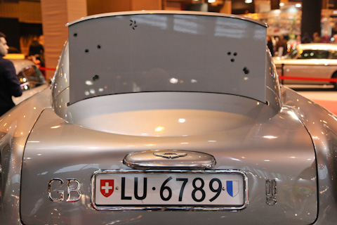 Schutzwand am Aston Martin DB5 (1964) aus dem Film "Goldfinger" - an der Rétromobile Paris 2017