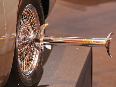 Reifenschlitzer am Aston Martin DB5 (1964) aus dem Film "Goldfinger" - an der Rétromobile Paris 2017