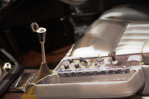Gadgets im Aston Martin DB5 (1964) aus dem Film "Goldfinger" - an der Rétromobile Paris 2017