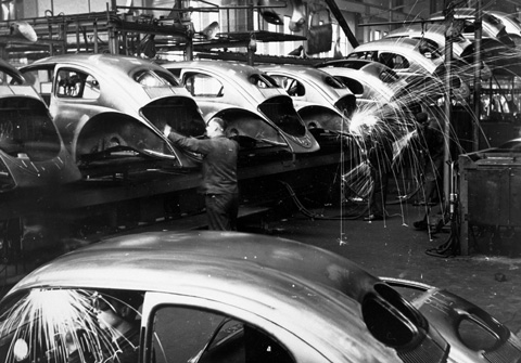 Produktion des VW Käfers im Jahr 1952 (© Volkswagen)