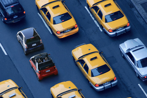 Smart ForTwo Coupé und Cabriolet im Verkehr (© Daimler AG)