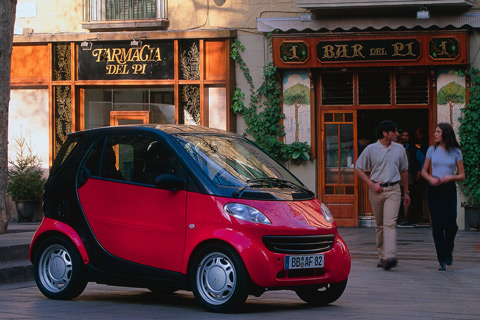 Smart ForTwo Coupé 1998 vor einem Restaurant (© Daimler AG)