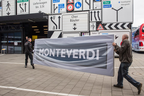 Monteverdi-Schild vom Genfer Autosalon beim Umzug ins Verkehrshaus Luzern (© Daniel Reinhard)
