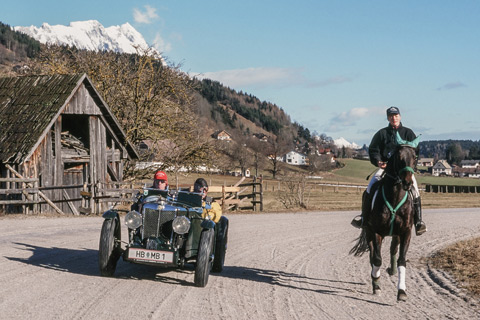 Auch der ungleiche Zweikampf auf der Trabrennbahn von Gröbming kann Spass machen. Walter Röhrl im Kampf mit dem Kompressor-MG gegen eine einzige Pferdestärke (© Daniel Reinhard)