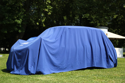 Verhuellter BMW im Park der Villa Erba 2017