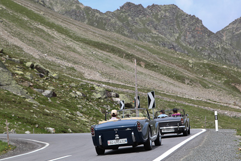 Zwei Daimler Dart / SP 250 fahren über den Flüelapass